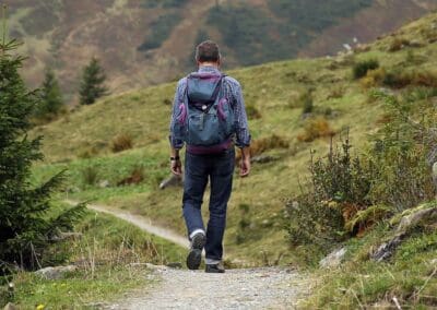 Bricoler une attelle de secours en randonnée